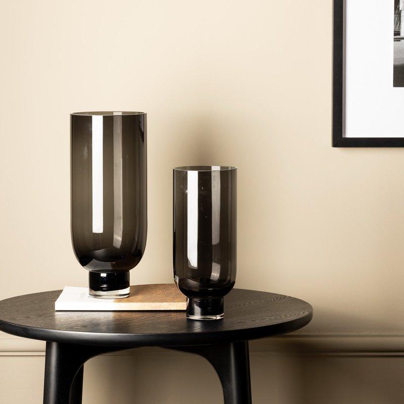 Schlichte moderne Glasvase, zylindrische Form auf elegantem Sockel, dunkelgrau, OMAHA14GR - HomeDesign Knaus