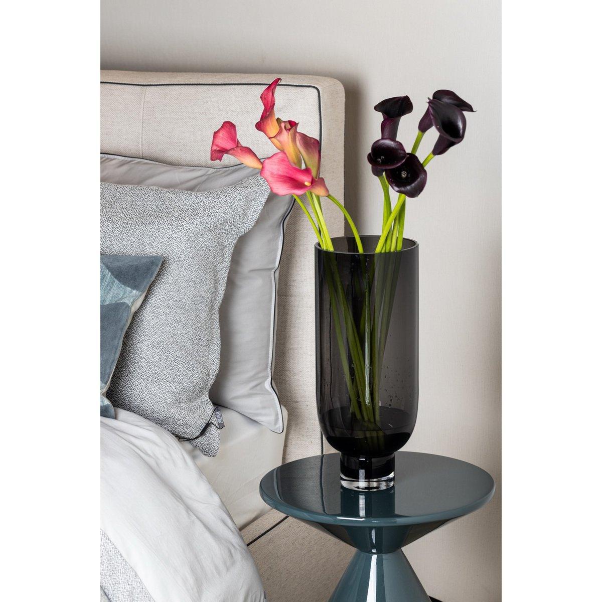 Schlichte moderne Glasvase, zylindrische Form auf elegantem Sockel, dunkelgrau, OMAHA14GR - HomeDesign Knaus