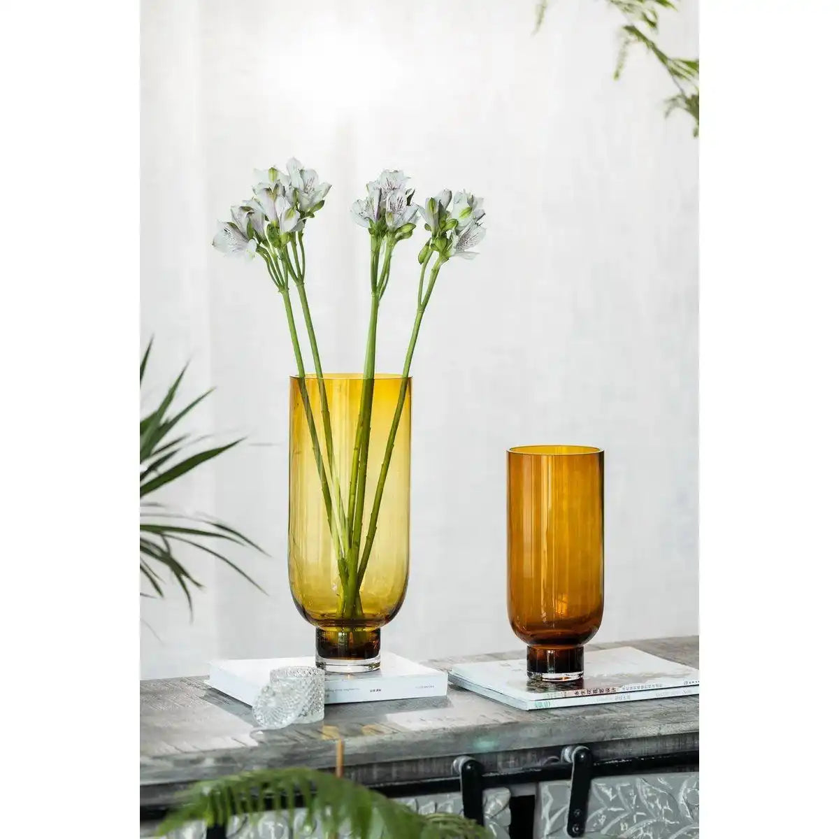 Schlichte moderne Glasvase, zylindrische Form auf festem Sockel, warmes Dunkelorange, OMAHA14AM - HomeDesign Knaus