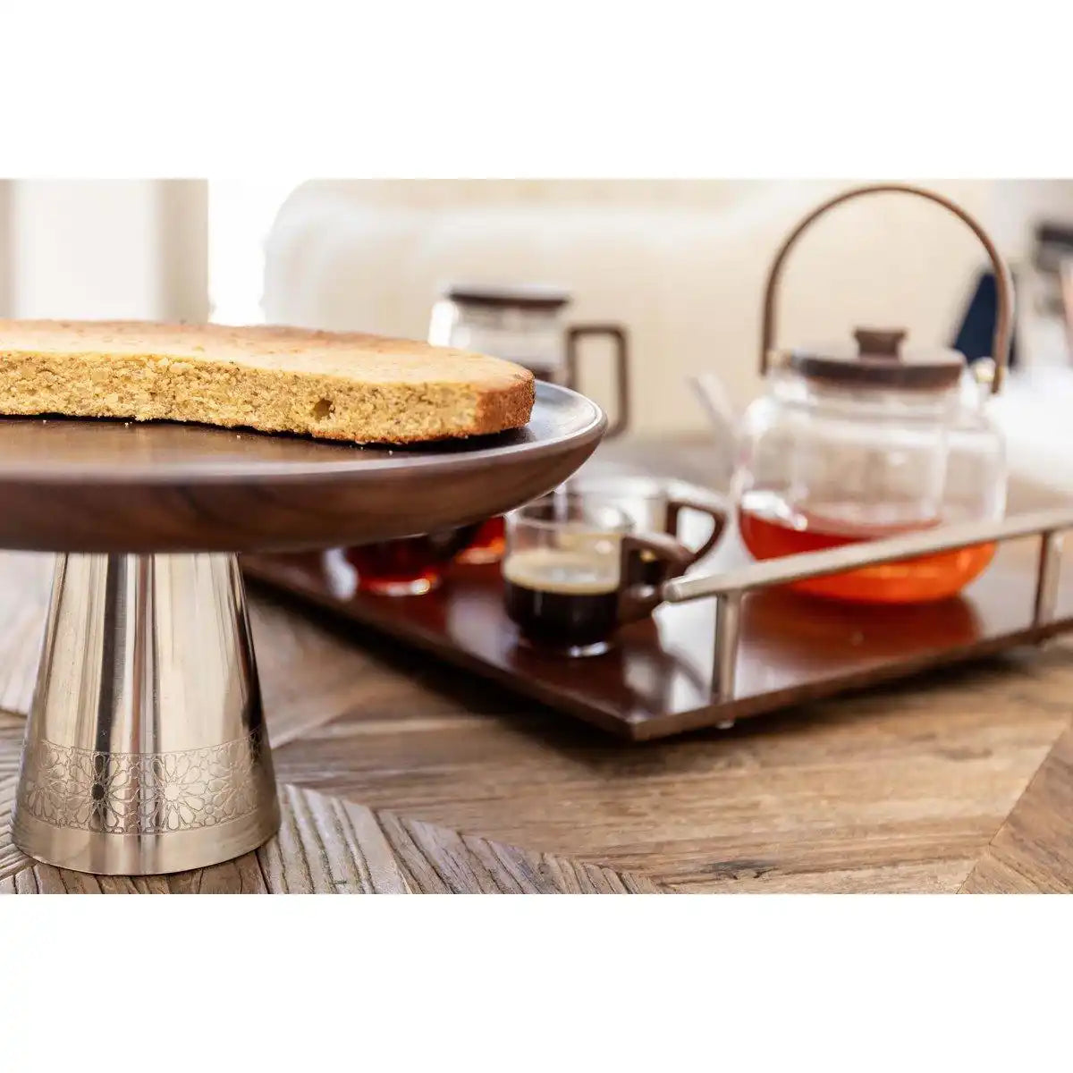 Tortenform aus Holz auf silbernem Metallständer, 30 x 30 x 14,5 cm - HomeDesign Knaus