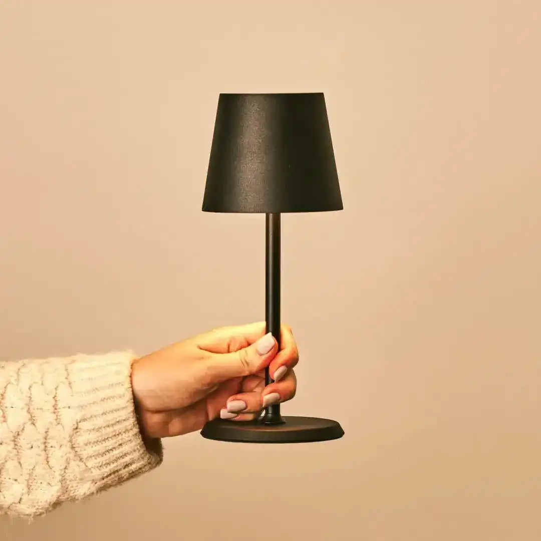 James Black wiederaufladbare Tischlampe aus Eisen – kabellos, dimmbar und elegant