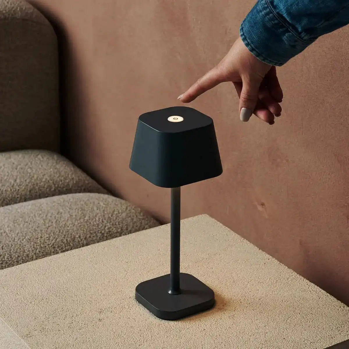 Ava Steingrau - wiederaufladbare Tischlampe | Stilvoller, schnurloser Lampe und dimmbar