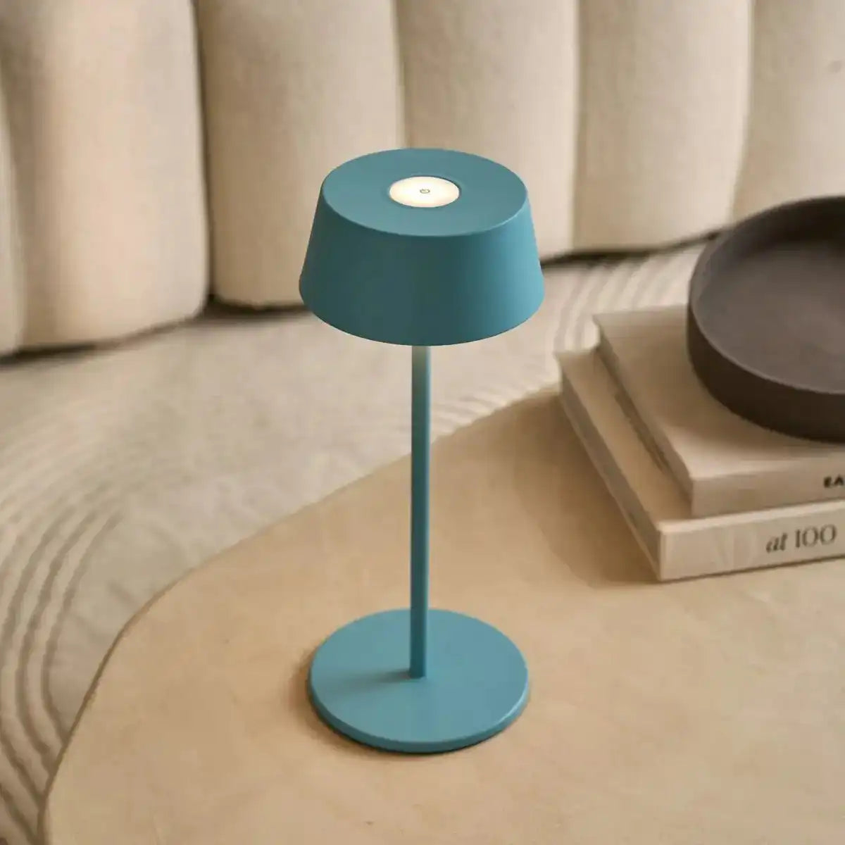 Hugo Amsterdams blaue wiederaufladbare Tischlampe aus Eisen – dimmbar, stilvoll und kabellos