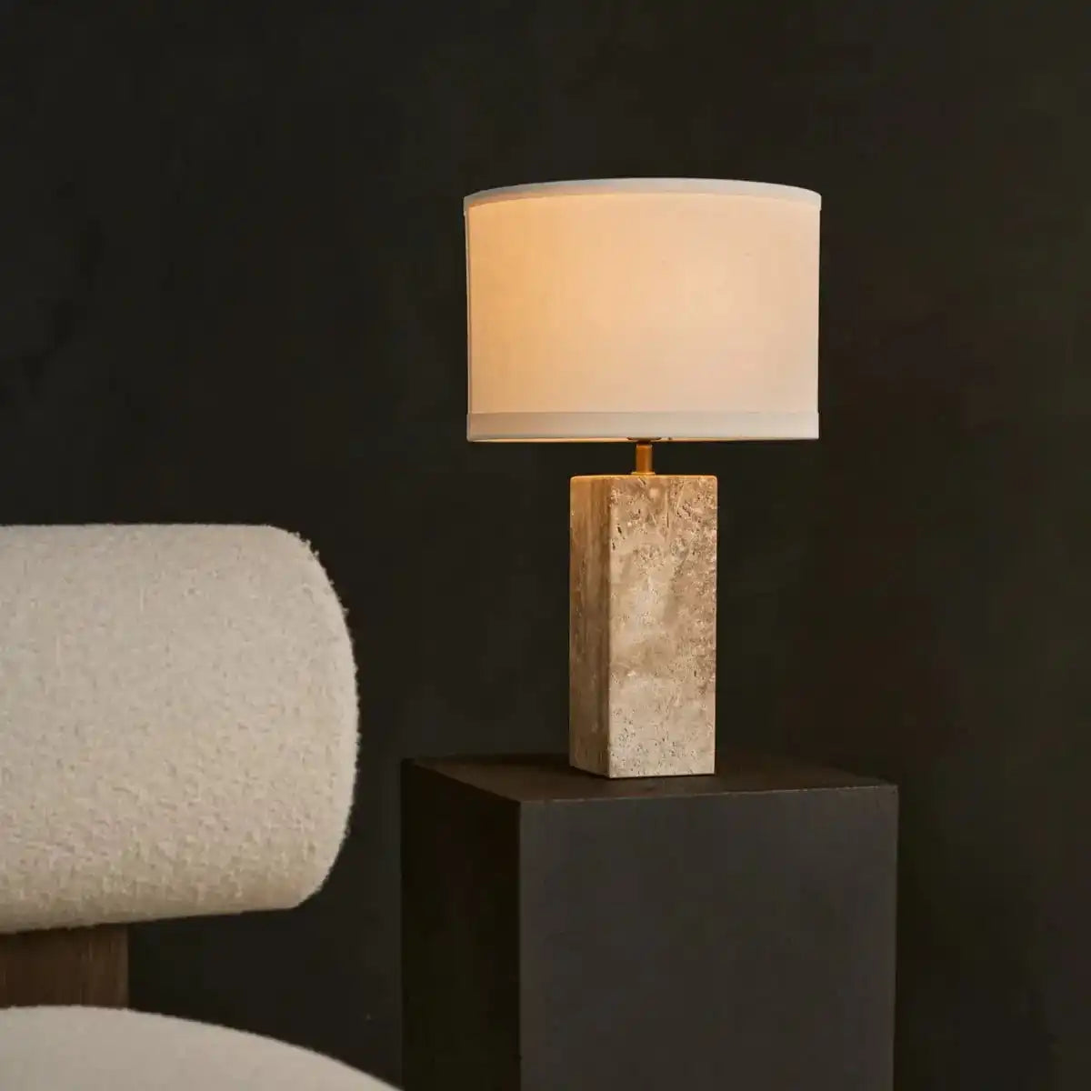 Rosie Travertinlampe – Eleganter Naturstein mit Baumwollschirm