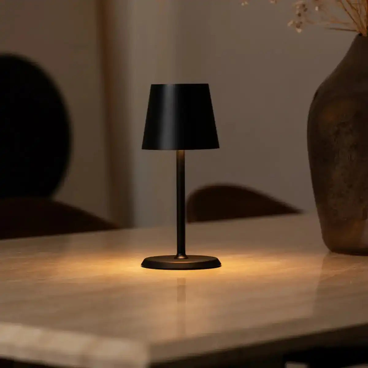 James Black wiederaufladbare Tischlampe aus Eisen – kabellos, dimmbar und elegant