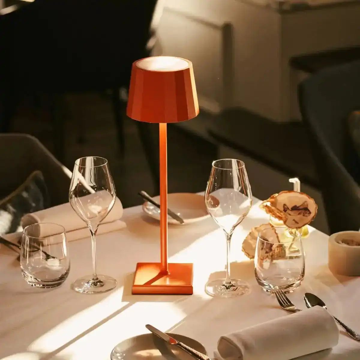 Combi Set Professional-4 x Wouter Blossom Orange wiederaufladbare Tischlampen & 1 x Amstel Wireless Ladestation mit Qi-technologyr