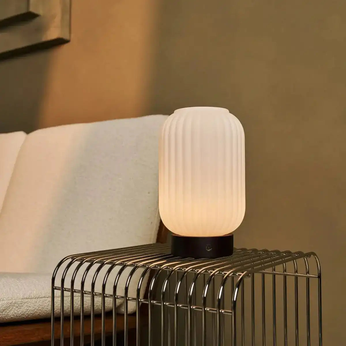 Lilly Dark Brown einzigartige wiederaufladbare Lampe - gefrostete Glaslampe, Holzbasis, dimmbar, 3 helle Modi