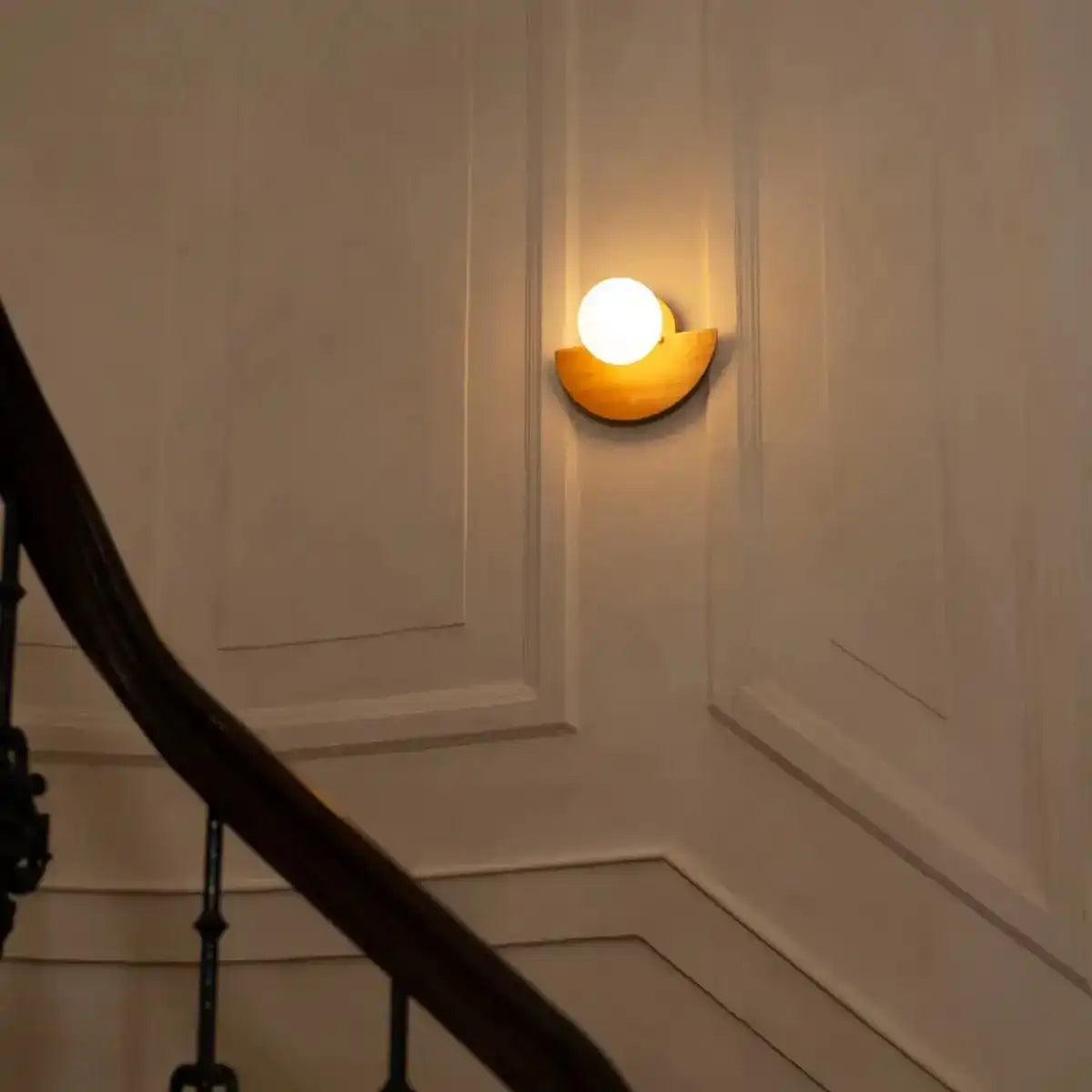 Kane Hellbraune kabellose Wandleuchte – wiederaufladbare Lampe aus Holz und Glas