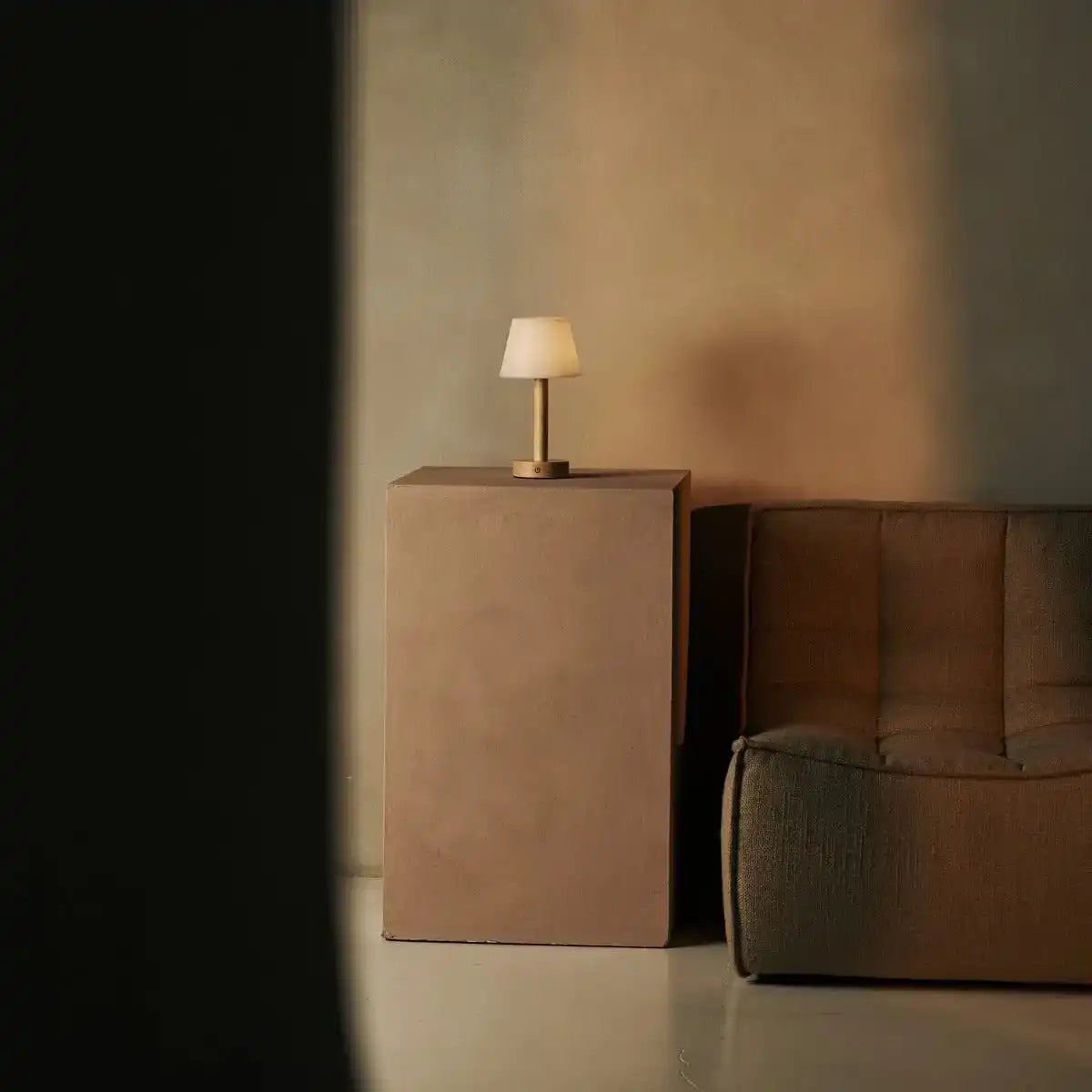Zoë Hellbraune wiederaufladbare Tischlampe aus Holz | Dimmbar, USB-C, 80-Stunden-Akku