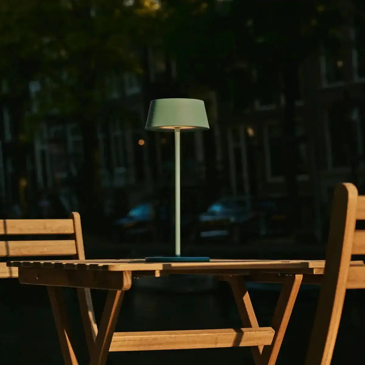 Hugo Amsterdams blaue wiederaufladbare Tischlampe aus Eisen – dimmbar, stilvoll und kabellos