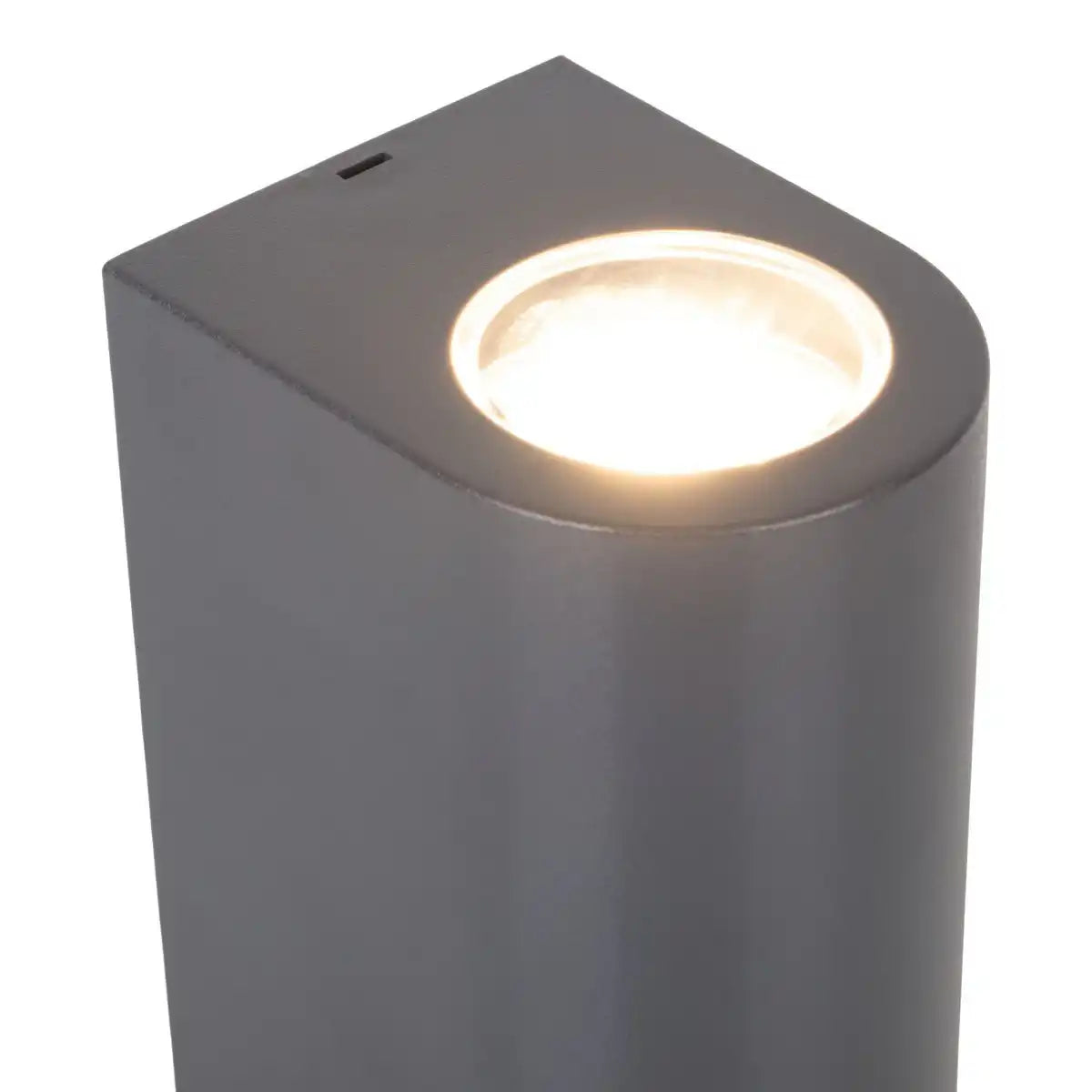 Außenwandleuchte "ALECTO" misst 6,8 x 8,8 cm und ist 15,5 cm hoch. Sie besteht aus einem hochwertigen Kunststoff mit einer leicht strukturierten Oberfläche, die wie lackiert wirkt. Zeitloses Schwarz macht die Leuchte universell einsetzbar.