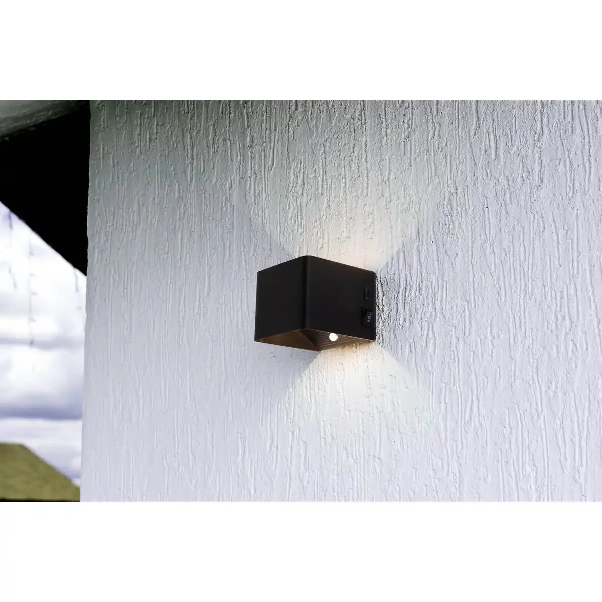Akku-Wand-Leuchte "CUBE" magnetisch, ca 10 x 10 cm, aus schwarzem Metall, mit Bewegungssensor