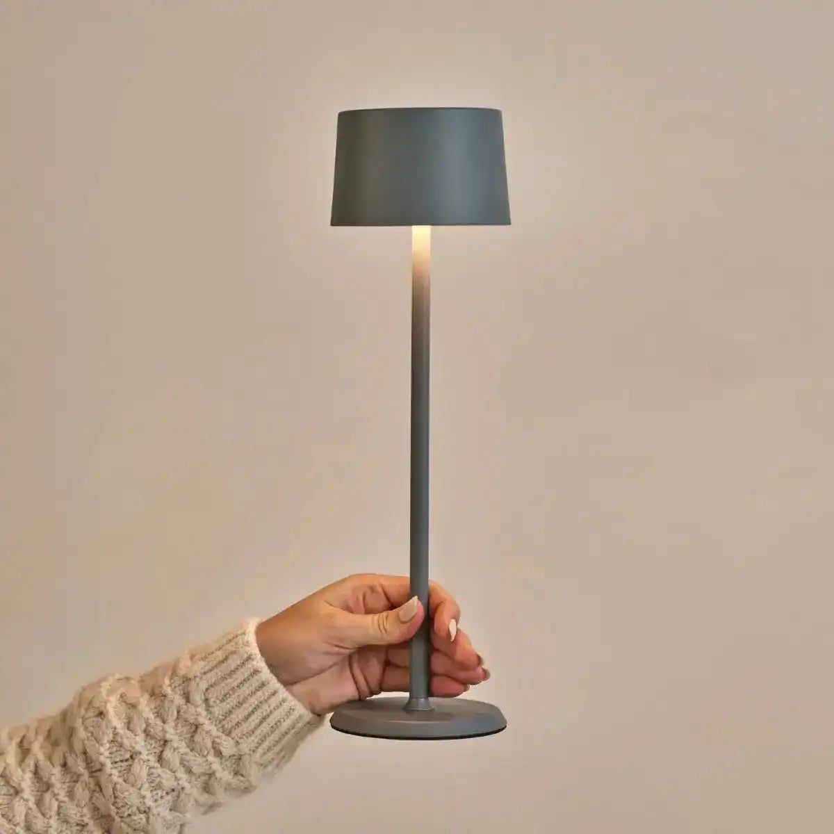 David Trout Grey Wiederaufladbare Tischlampe aus Eisen – dimmbar und kabellos mit 120-Stunden-Akku