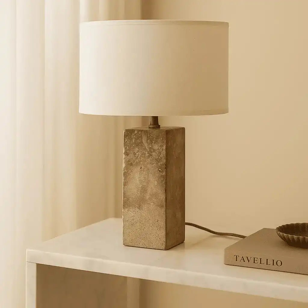 Rosie Travertinlampe – Eleganter Naturstein mit Baumwollschirm