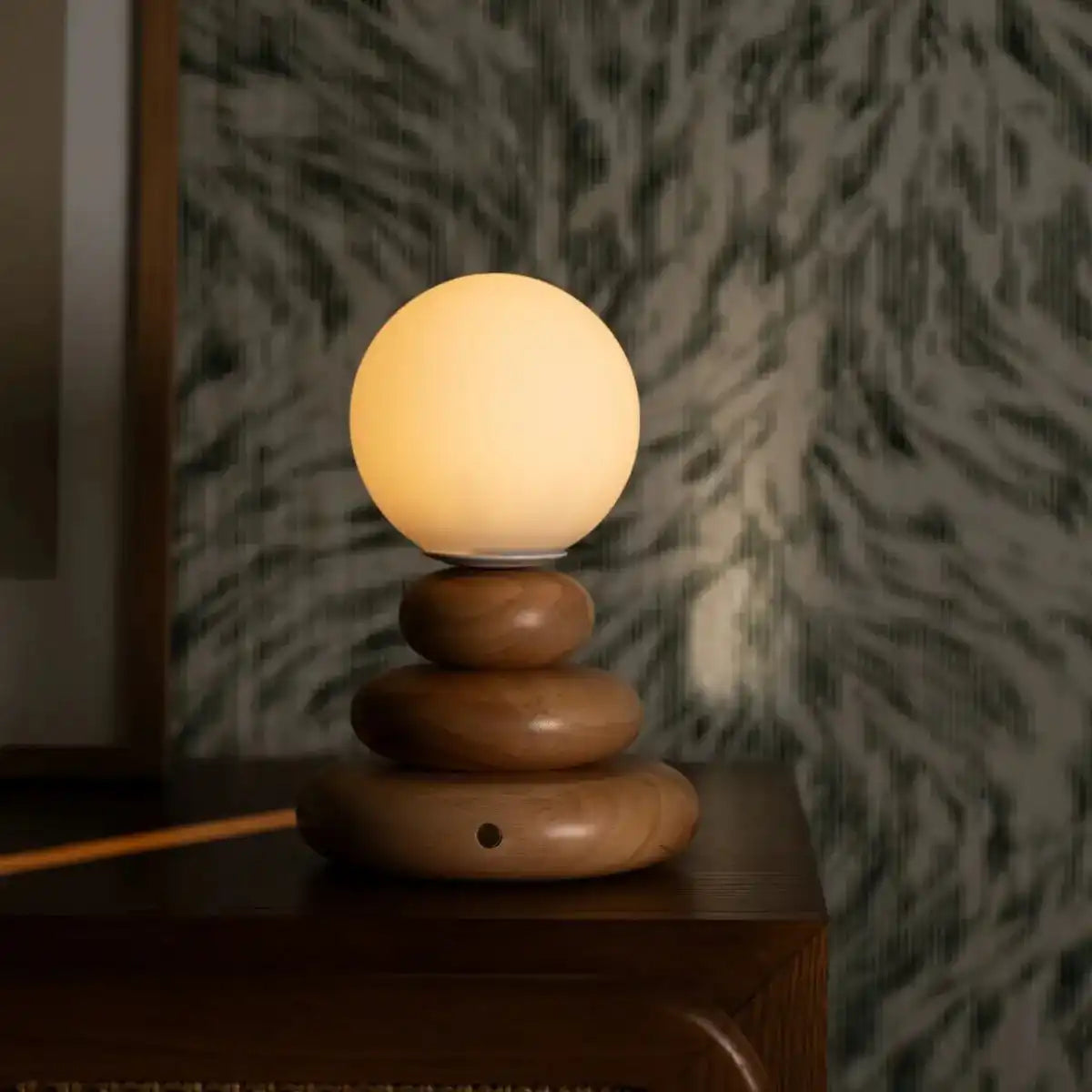 Wiederaufladbare Lampe Isabella aus Holz und Glas – kabellos und dimmbar