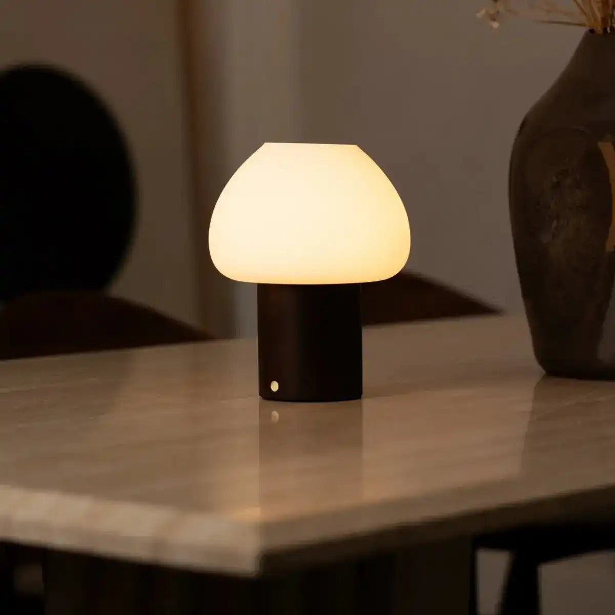 Dunkelbraune Holzlampe Fynn – wiederaufladbares und dimmbares Licht