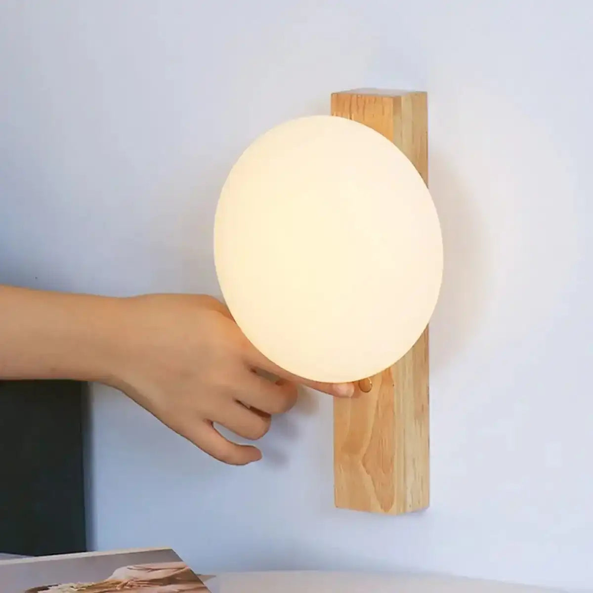Matthew Hellbraun stilvolle, kordellose Holzwandlampe - wiederaufladbar und dimmbar