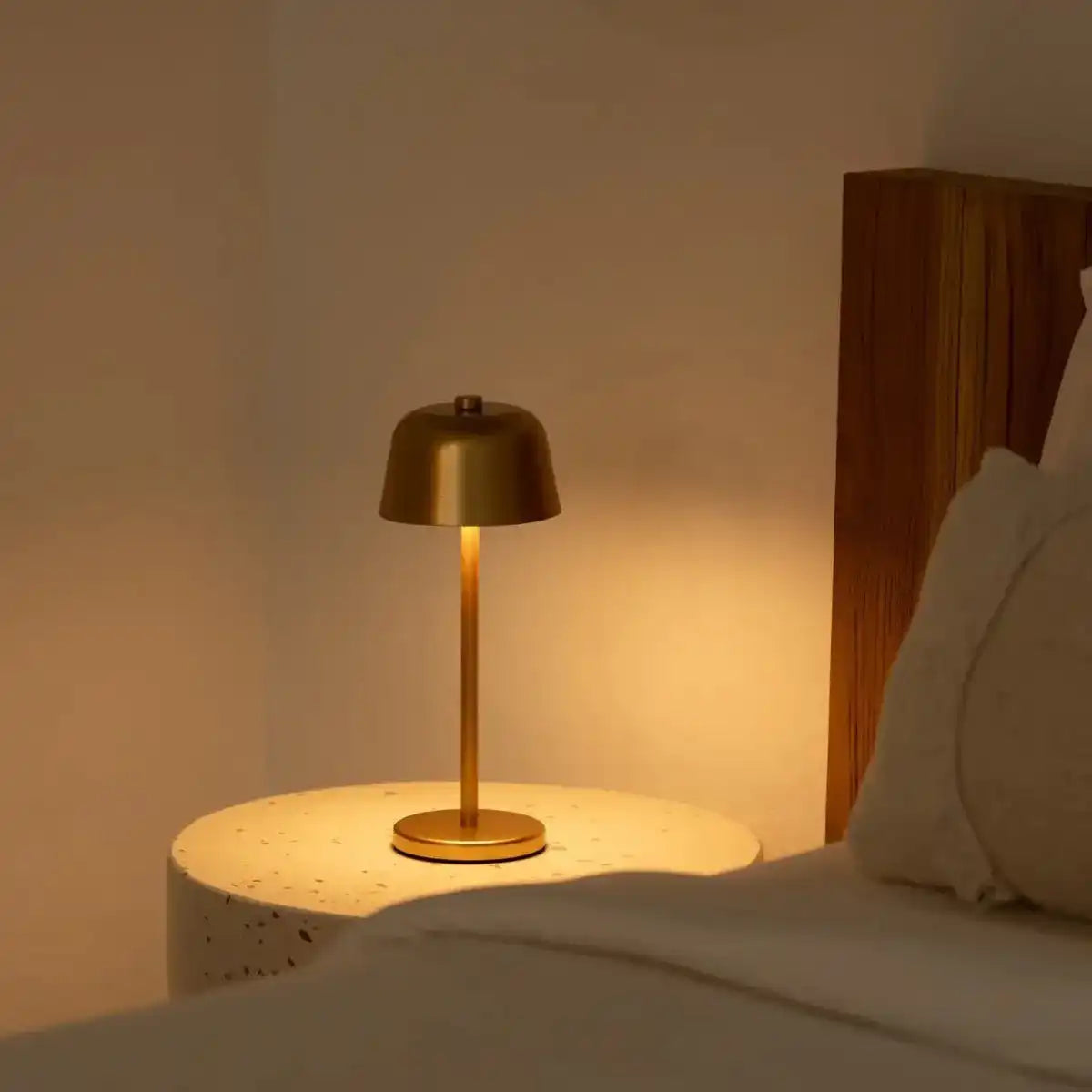 Anton Gold wiederaufladbare Tischlampe | Schlanke und kabellose Beleuchtung
