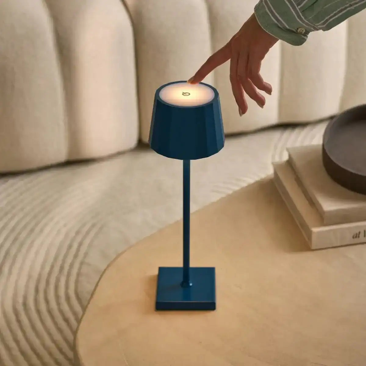 Combi Set Professional-4 x Wouter Delftware Blue Blue Ladargable Tischlampen & 1 x Amstel Wireless Ladestation mit Qi-Technologie