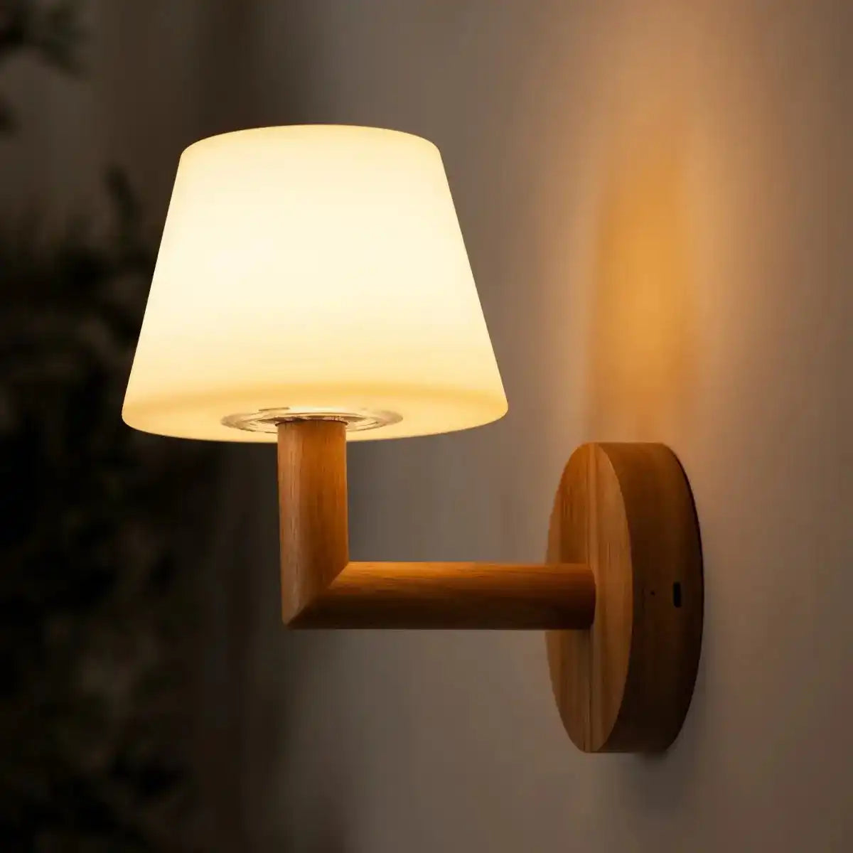 Ted Hellbraun Holz wiederaufladbare Wandlampe | Schnurlos und dimmbare Beleuchtung