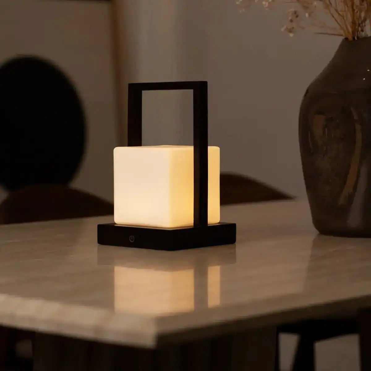 Noah dunkelbraune hölzerne wiederaufladbare Tischlampe mit Glas und Holzgriff