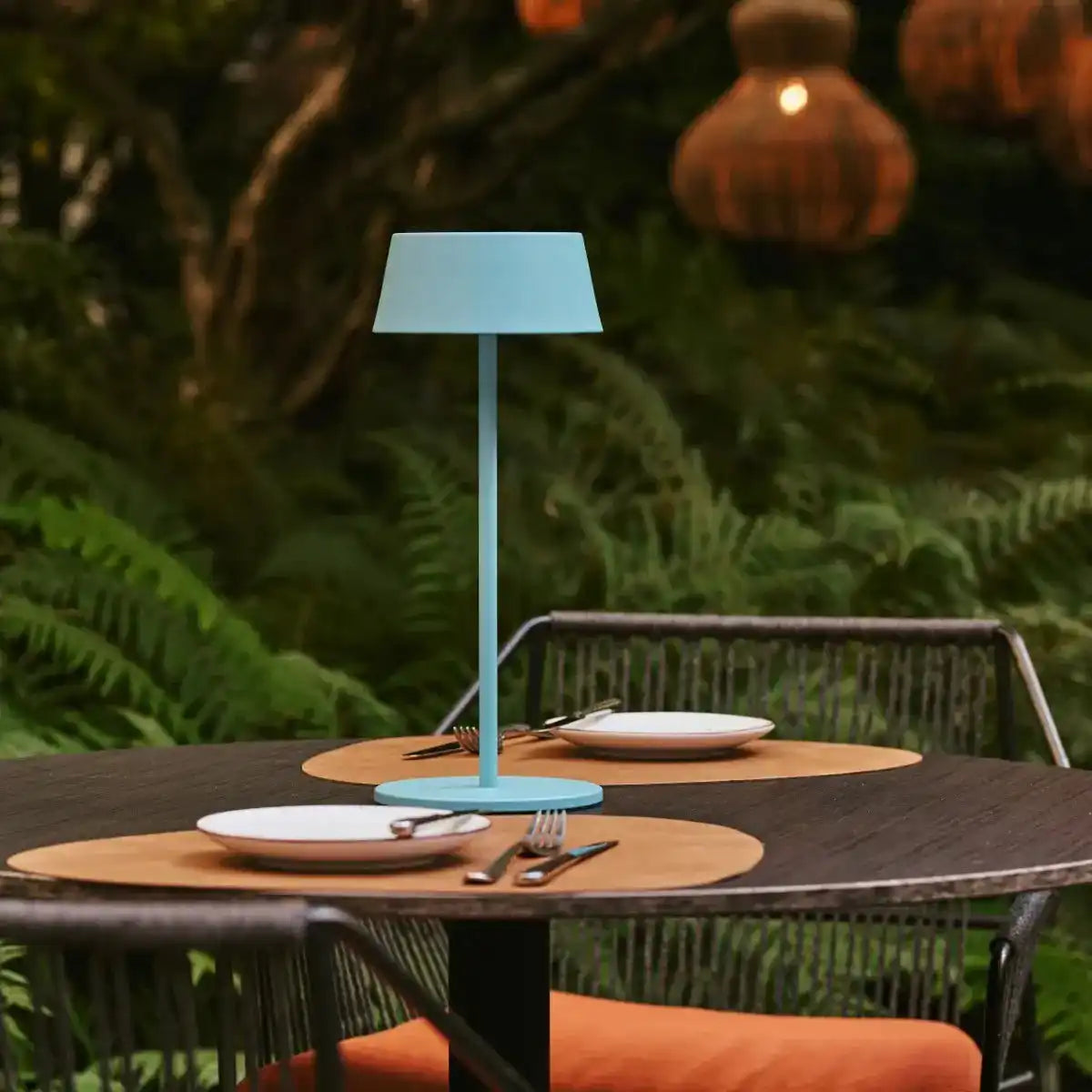 Hugo Amsterdams blaue wiederaufladbare Tischlampe aus Eisen – dimmbar, stilvoll und kabellos