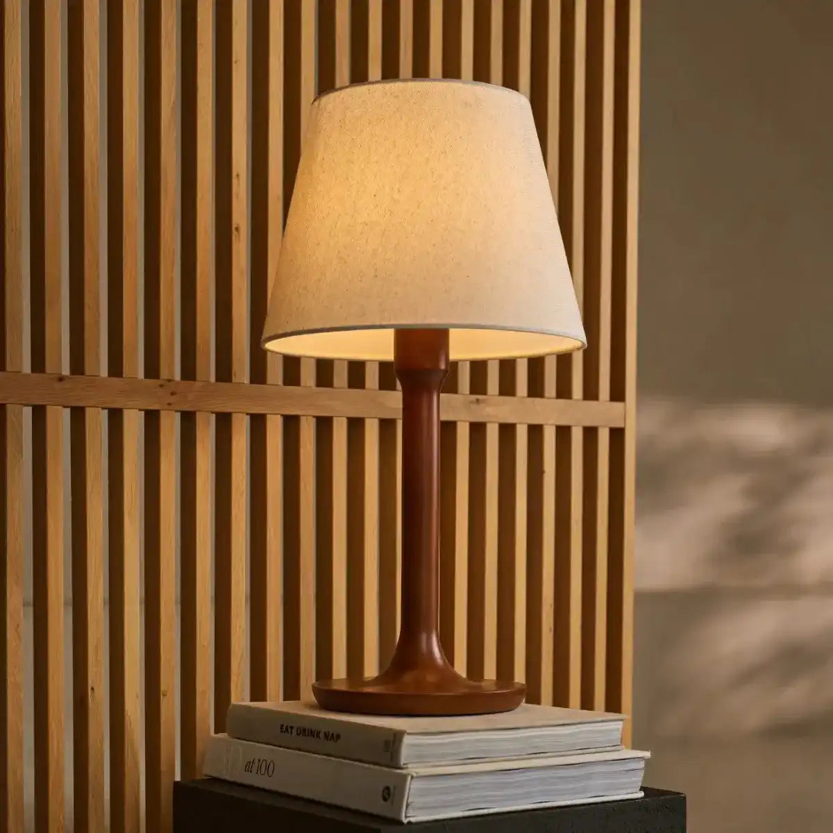 Nova Kastanienbraune Lampe mit Holzsockel | Stilvolle Wohn- und Schlafzimmerbeleuchtung