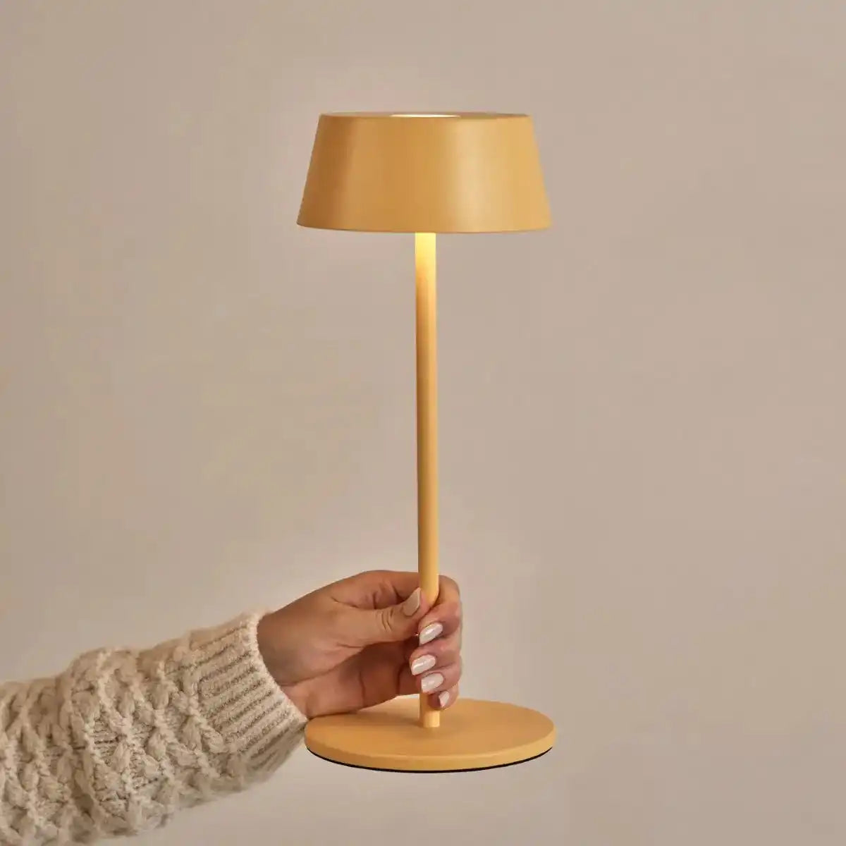 Hugo Amber Yellow Wiederaufladbare Tischlampe aus Eisen – dimmbar, stilvoll und kabellos