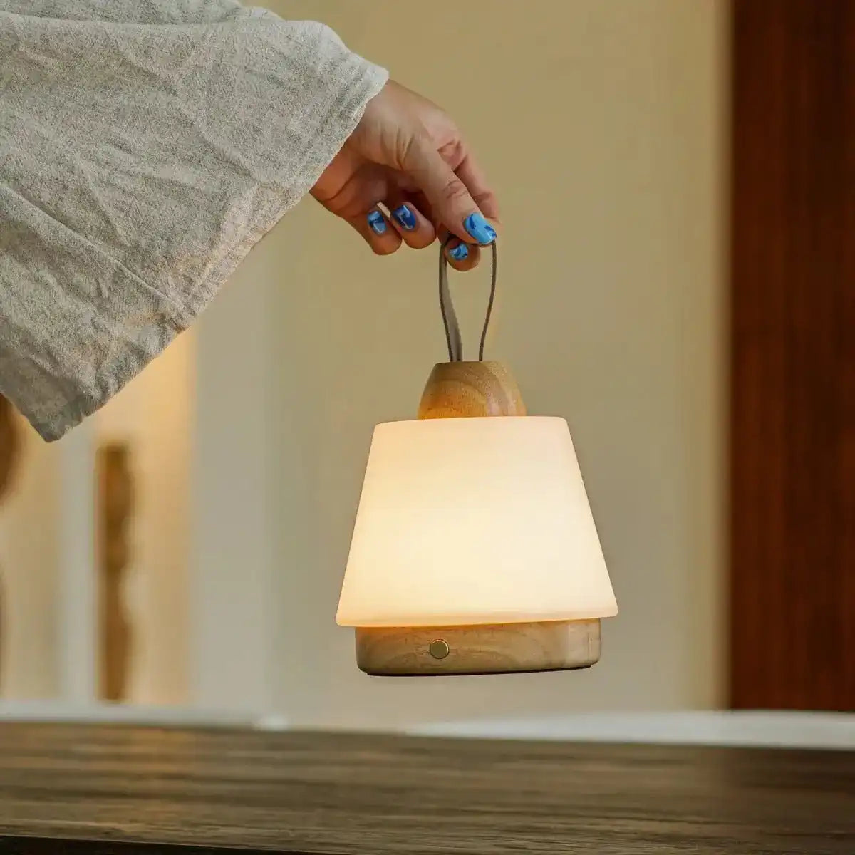 Liv Hellbraune wiederaufladbare Lampe – Lederband, dimmbar, kabellos