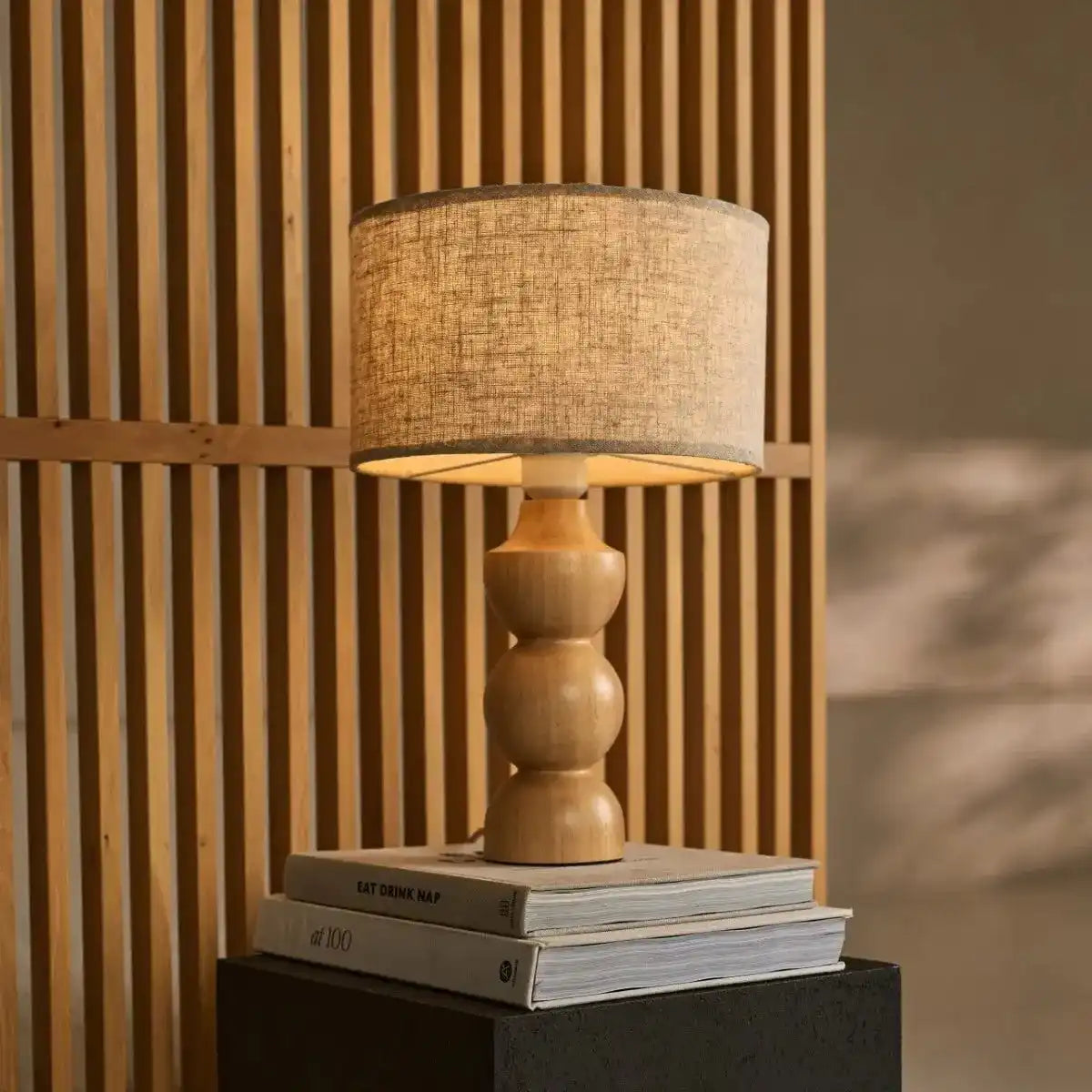 Oliver Hellbraun Holzlampe mit Beige Schatten | Elegantes geometrisches Design für Ihr Zuhause