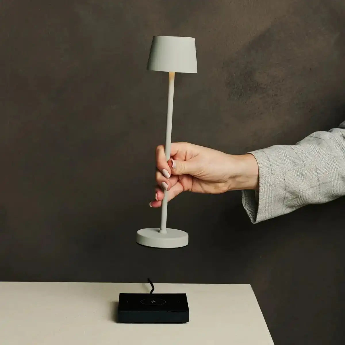 Vondel Mini Shadow Grey wiederaufladbar und schnurlose Lampe perfekt für die Gastfreundschaftsbranche - drahtlos wiederaufladbar über Ladestation
