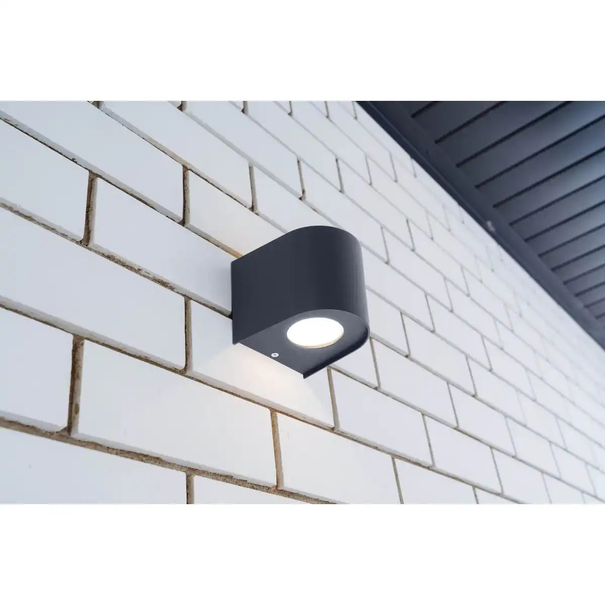 Die LED Außenwandleuchte "ALECTO" misst 10,5 x 11,7 cm und ist 10 cm hoch. Sie besteht aus einem hochwertigen Kunststoff mit einer leicht strukturierten Oberfläche, die wie lackiert wirkt. Zeitloses Schwarz macht die Leuchte universell einsetzbar.