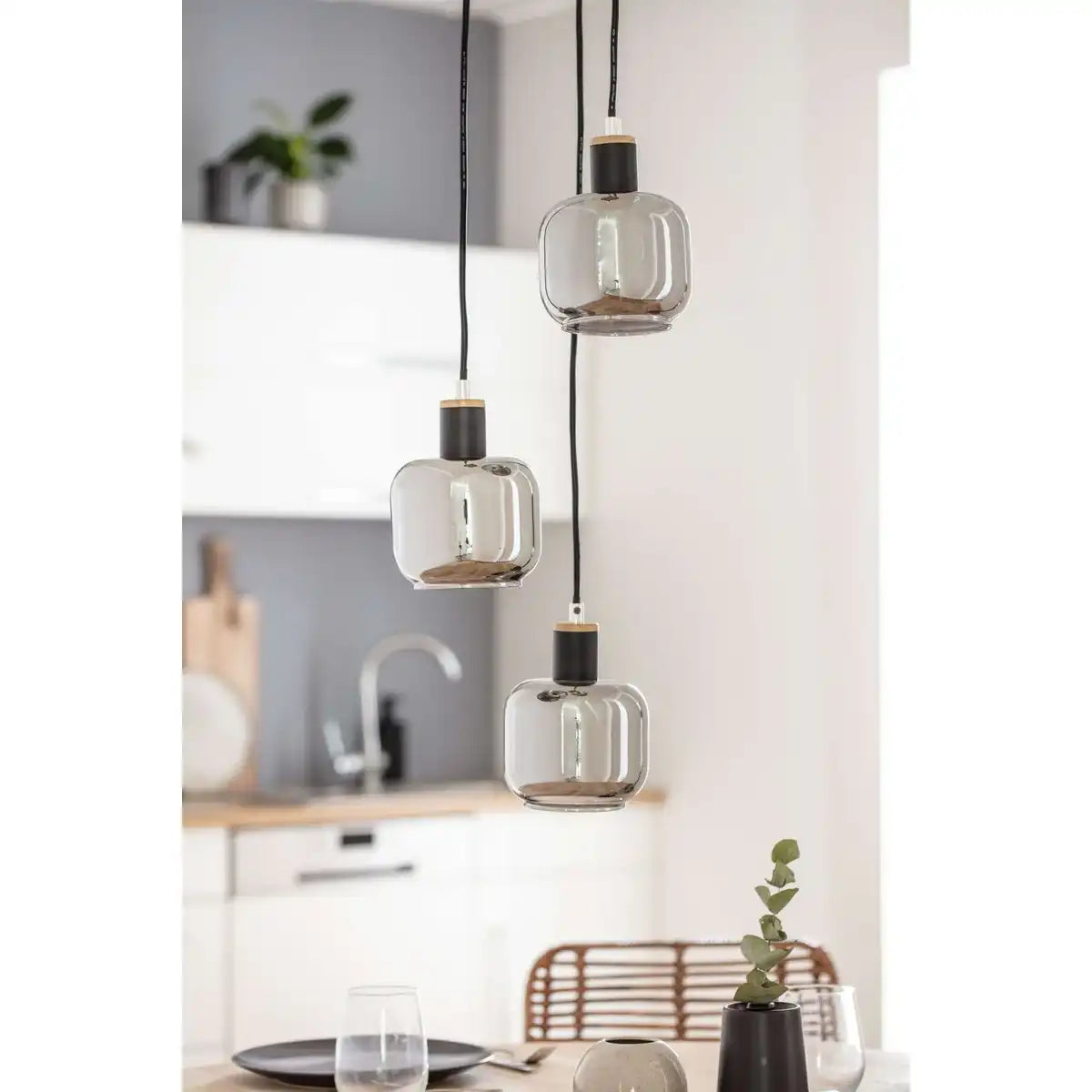 3er Deckenleuchte "FUMOSO", Pendellampe aus Metall und Glas in Schwarz,, mit E14-Fassung, für Esszimmer, Wohnzimmer, Diele oder Büro, Hängelampe Gesamthöhe 123 cm.