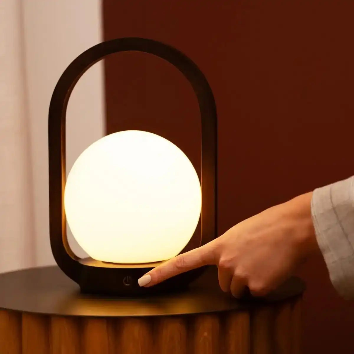 Skye dunkelbraune kabellose Holzlampe | Wiederaufladbares und dimmbares Design