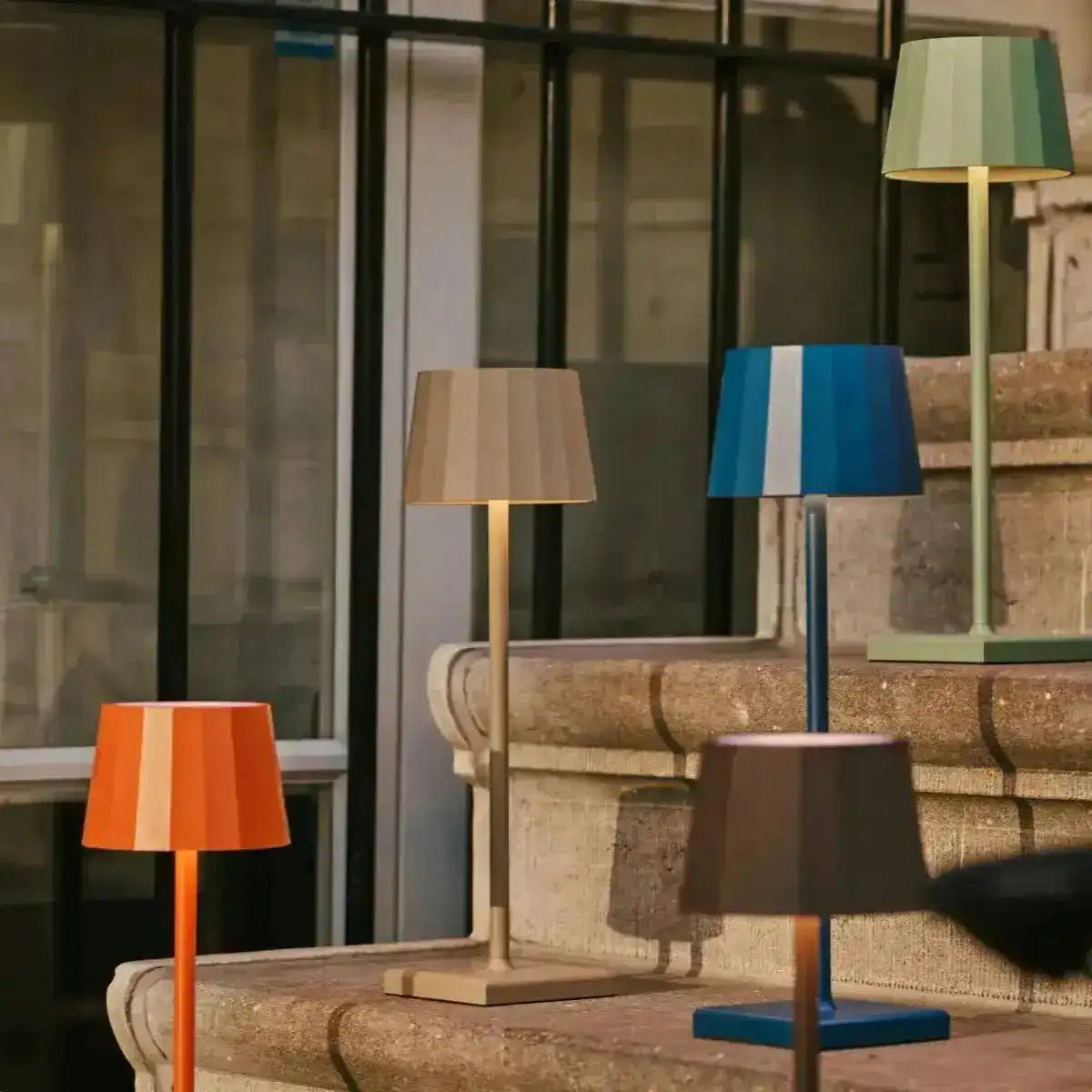 Combi-Set Professional-8 x Wouter Delftware Blue wiederaufladbare Tischlampen und 1 x Zentrale Station Wireless Ladestation mit Qi-Technologie