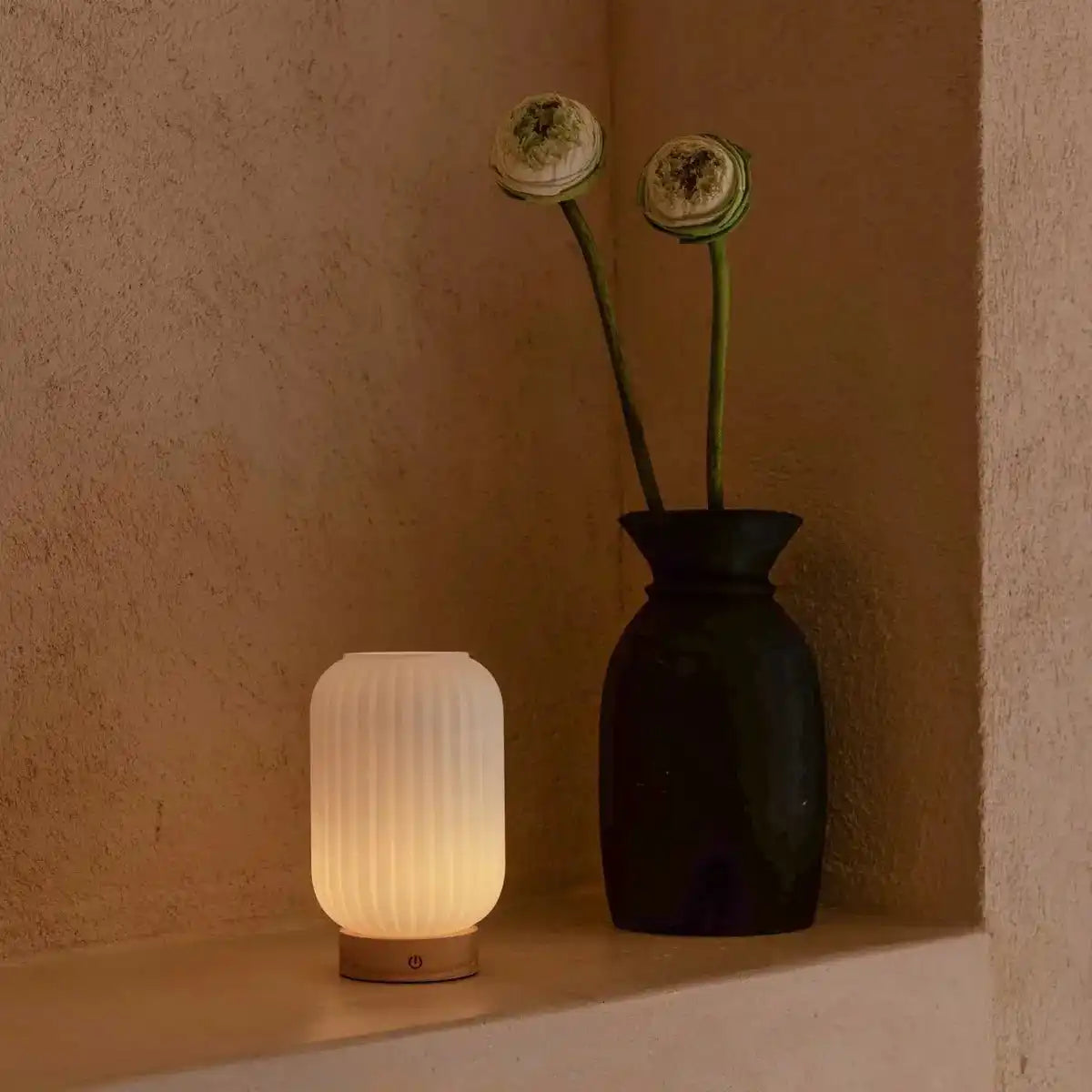 Einzigartige wiederaufladbare Lilly-Lampe – Milchglas und Holzsockel, dimmbar, 3 Lichtmodi