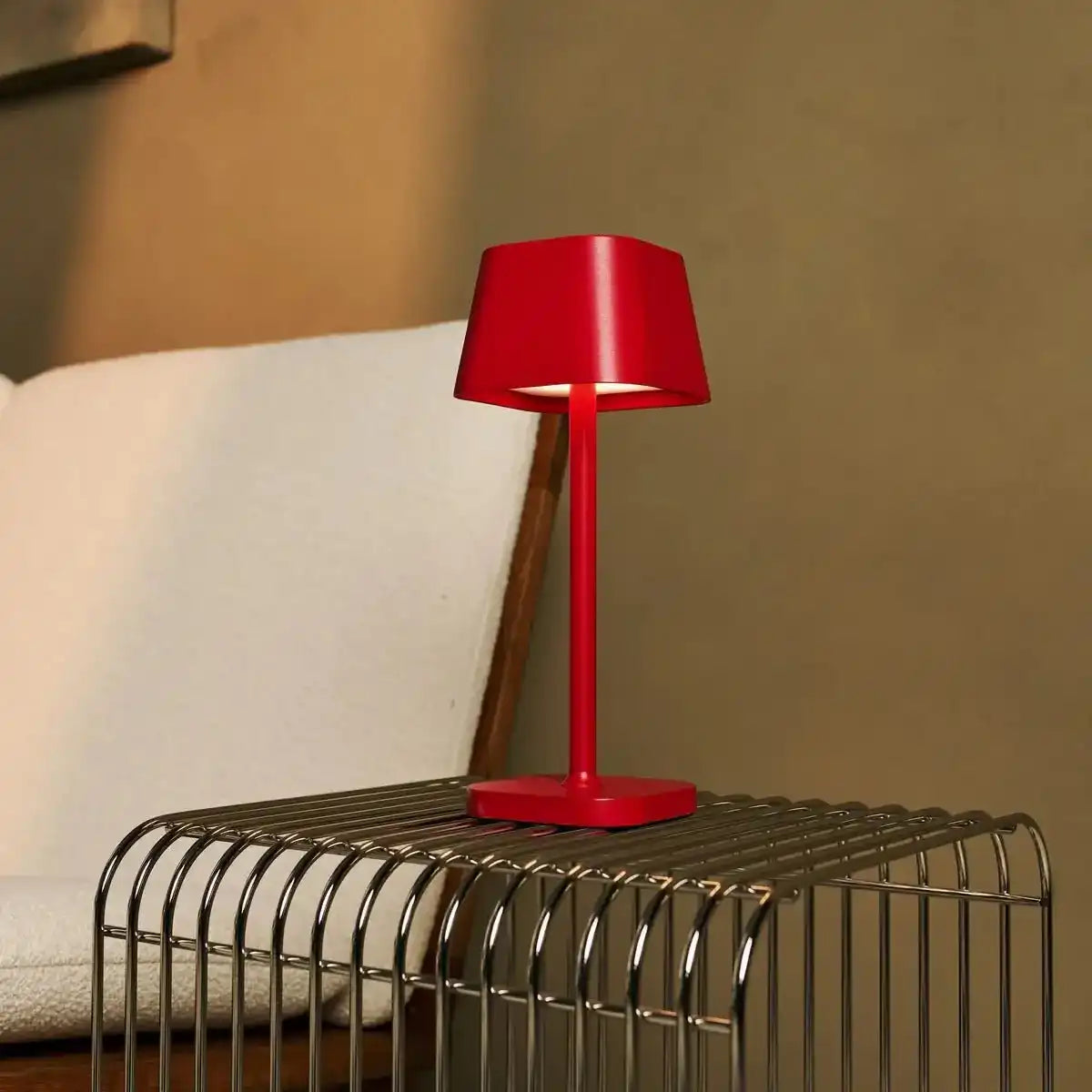 Ava Berry Red wiederaufladbare Tischlampe | Stilvoller, schnurloser Lampe und dimmbar