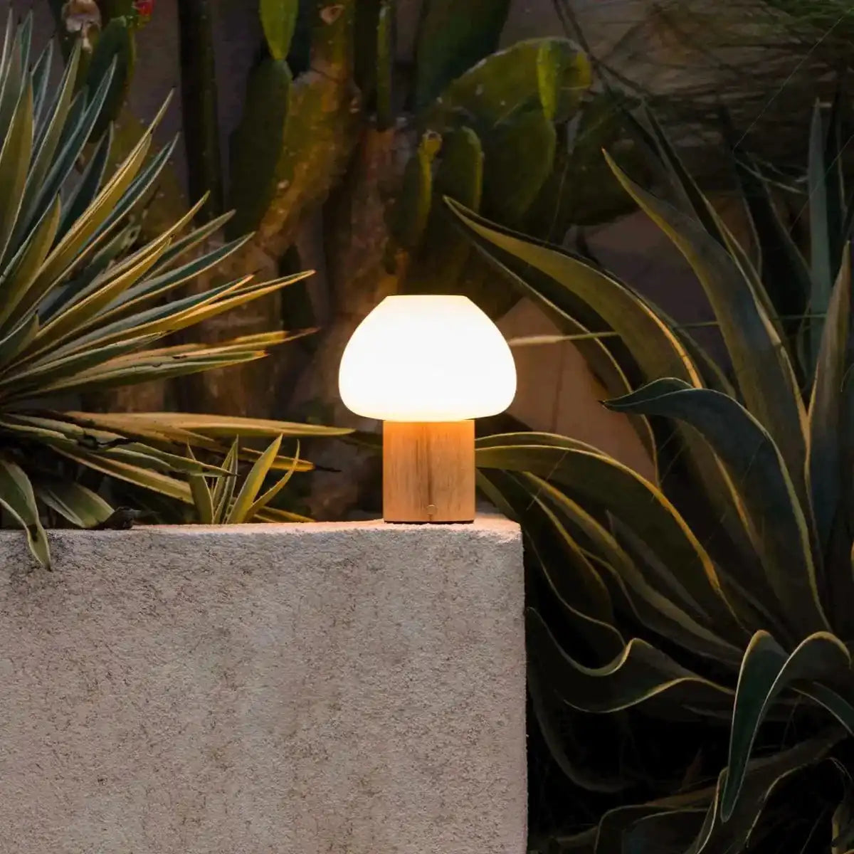Fynn Hellbraune Holzlampe – wiederaufladbar, dimmbar und stilvoll