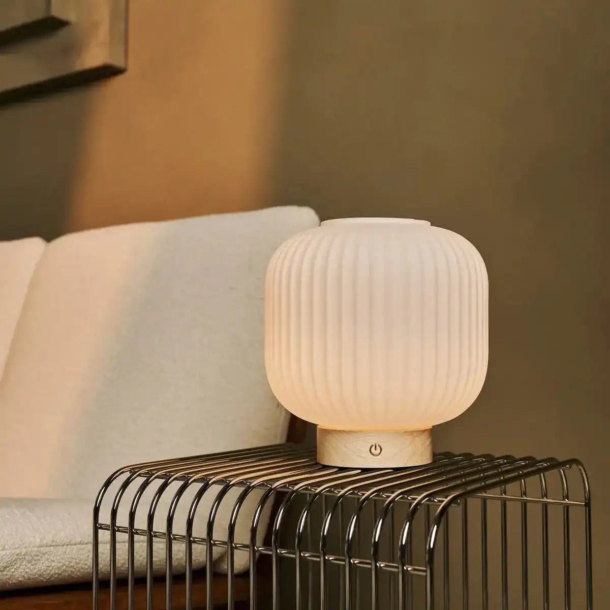 Lyla einzigartige wiederaufladbare Lampe - gefrostete Glas & Holzbasis, dimmbar, 3 Lichtmodi
