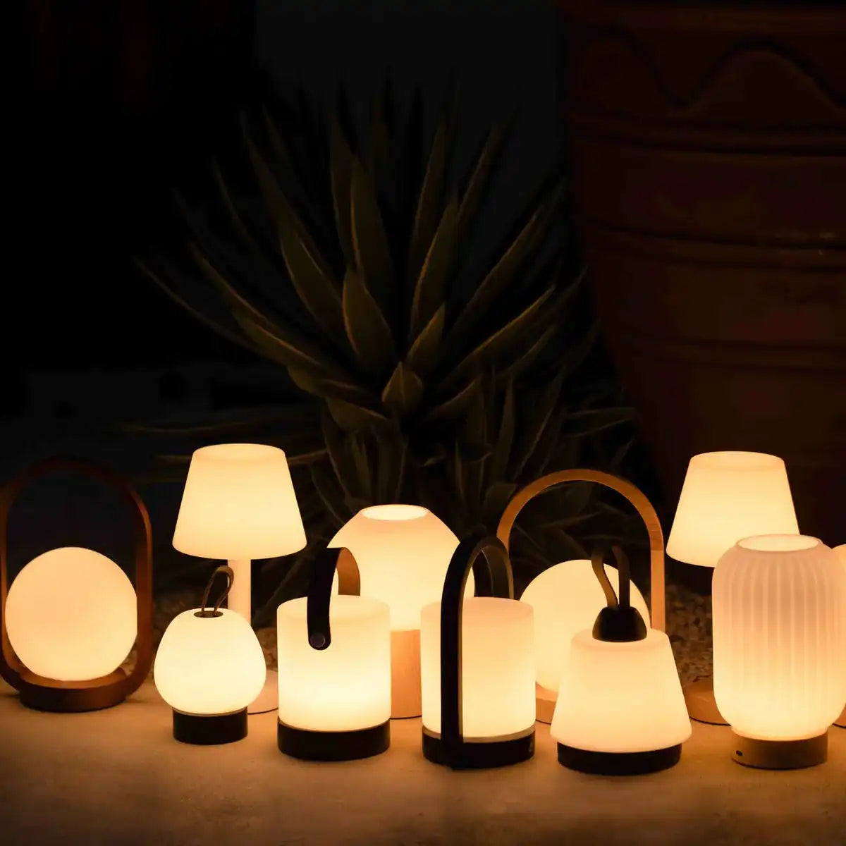 Lane Black kabellose Wandleuchte – wiederaufladbare und dimmbare Lampe aus Naturholz