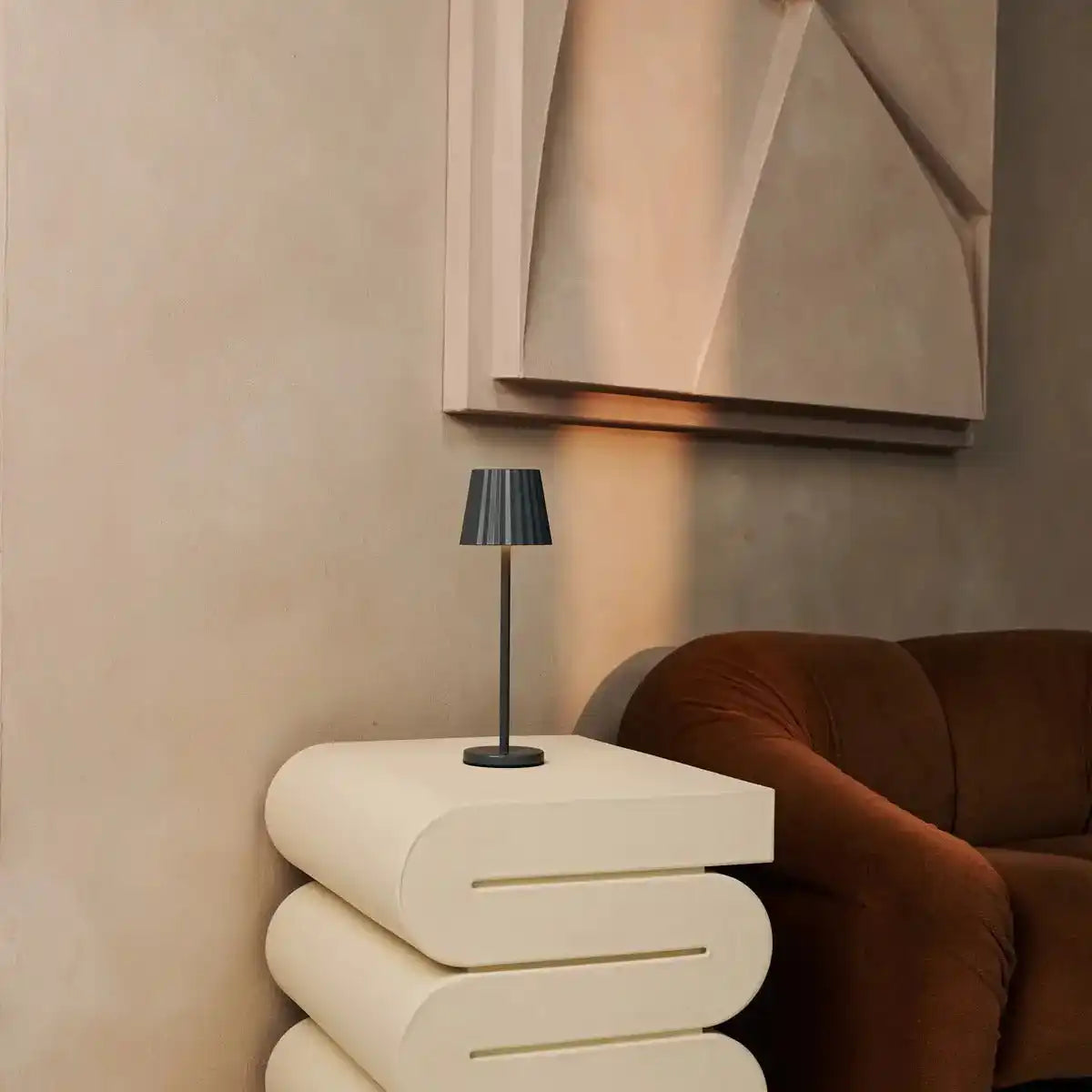 Maya Stone Grey Rippes Tischlampe aus Eisen - dimmbare Lampe und 3 Lichtmodi, wiederaufladbar über drahtlose Ladestation