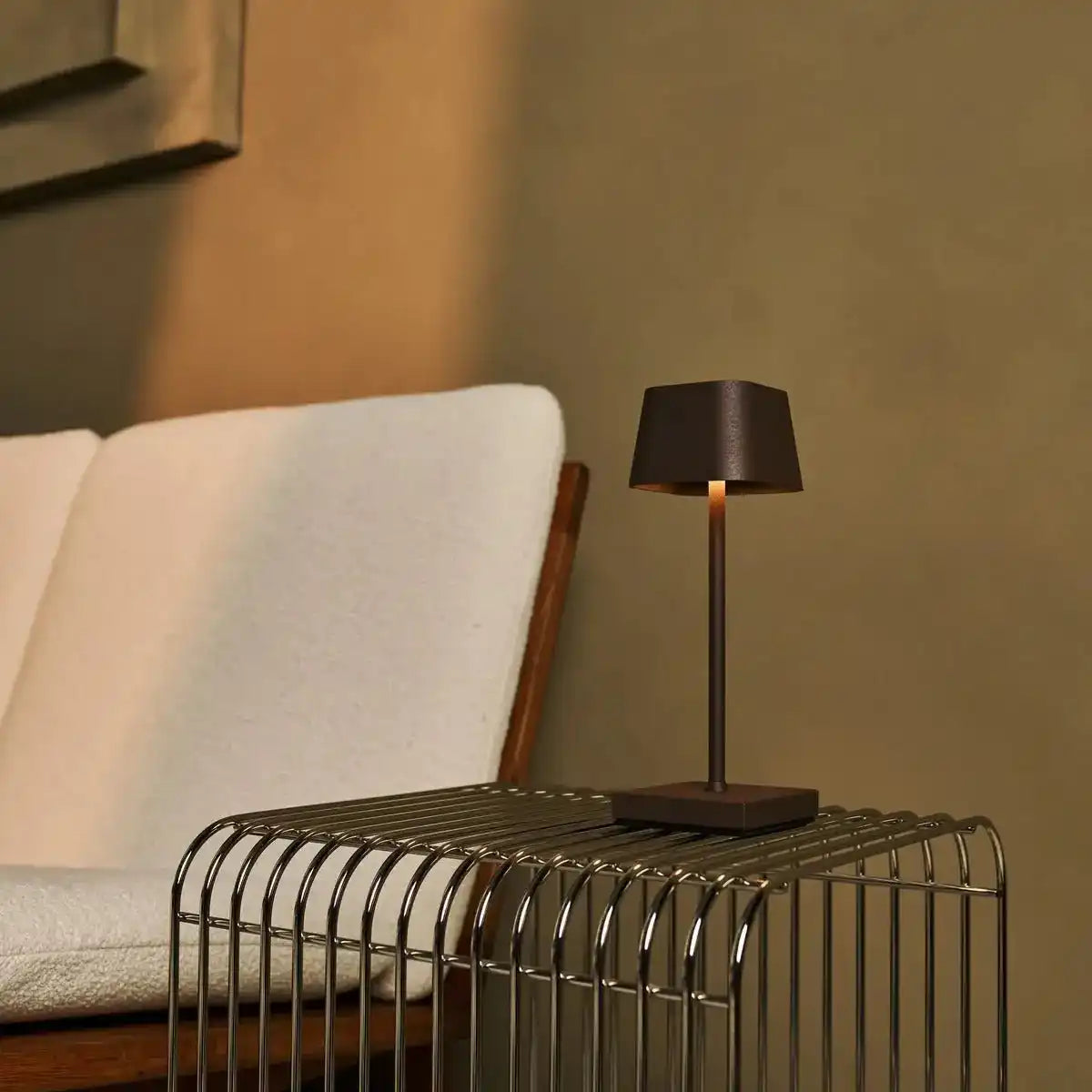 Sarphati Mini Mokka Braune Schnurkabellampe - drahtlos wiederaufladbar über Ladestation, dimmbare Lampe und 3 Lichtmodi