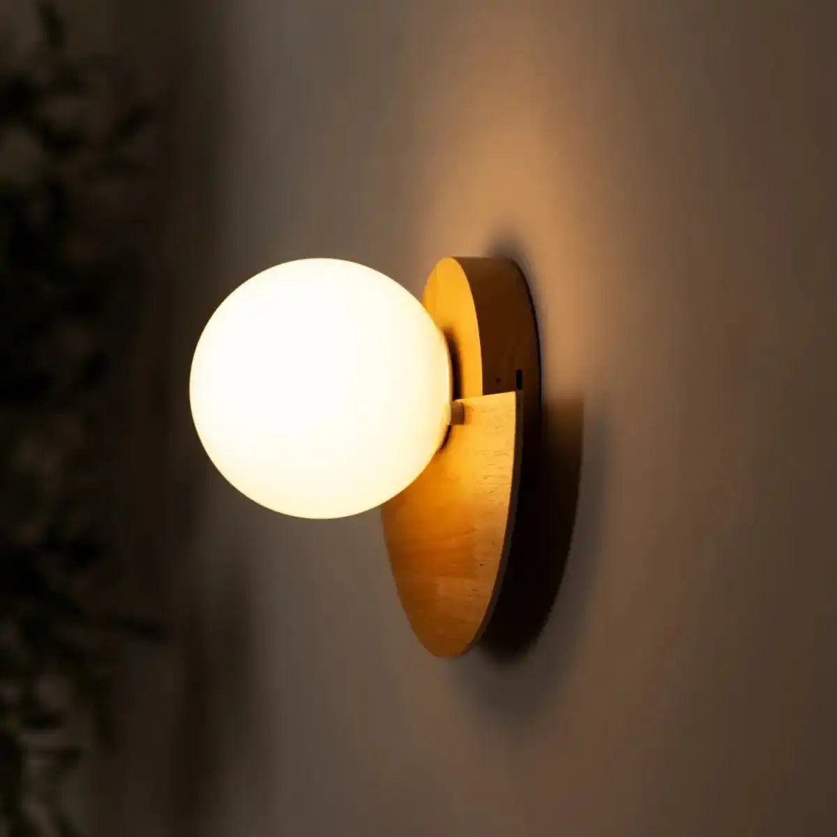 Kane Hellbraune kabellose Wandleuchte – wiederaufladbare Lampe aus Holz und Glas