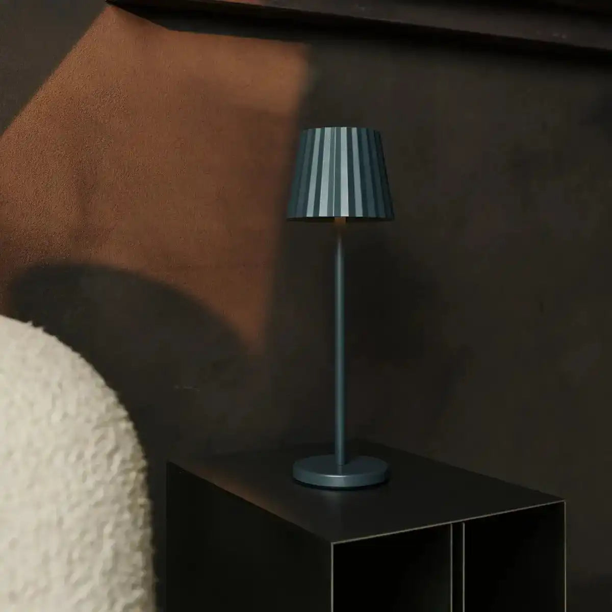 Maya Stone Grey Rippes Tischlampe aus Eisen - dimmbare Lampe und 3 Lichtmodi, wiederaufladbar über drahtlose Ladestation
