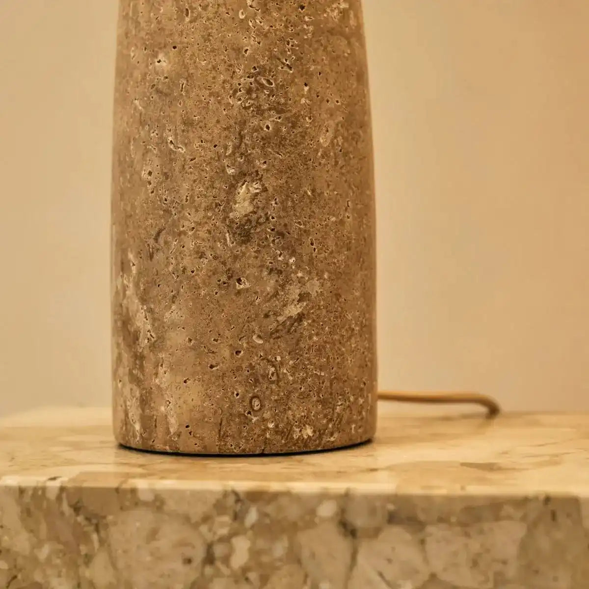 Isla-Travertinlampe mit Baumwollschirm – elegant und zeitlos