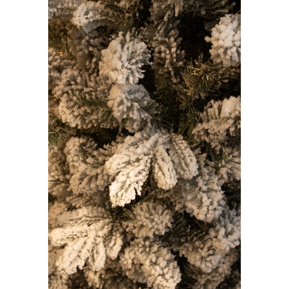 Schmaler künstlicher Weihnachtsbaum von Harma – H185 x Ø63 cm – Grün gefrostet