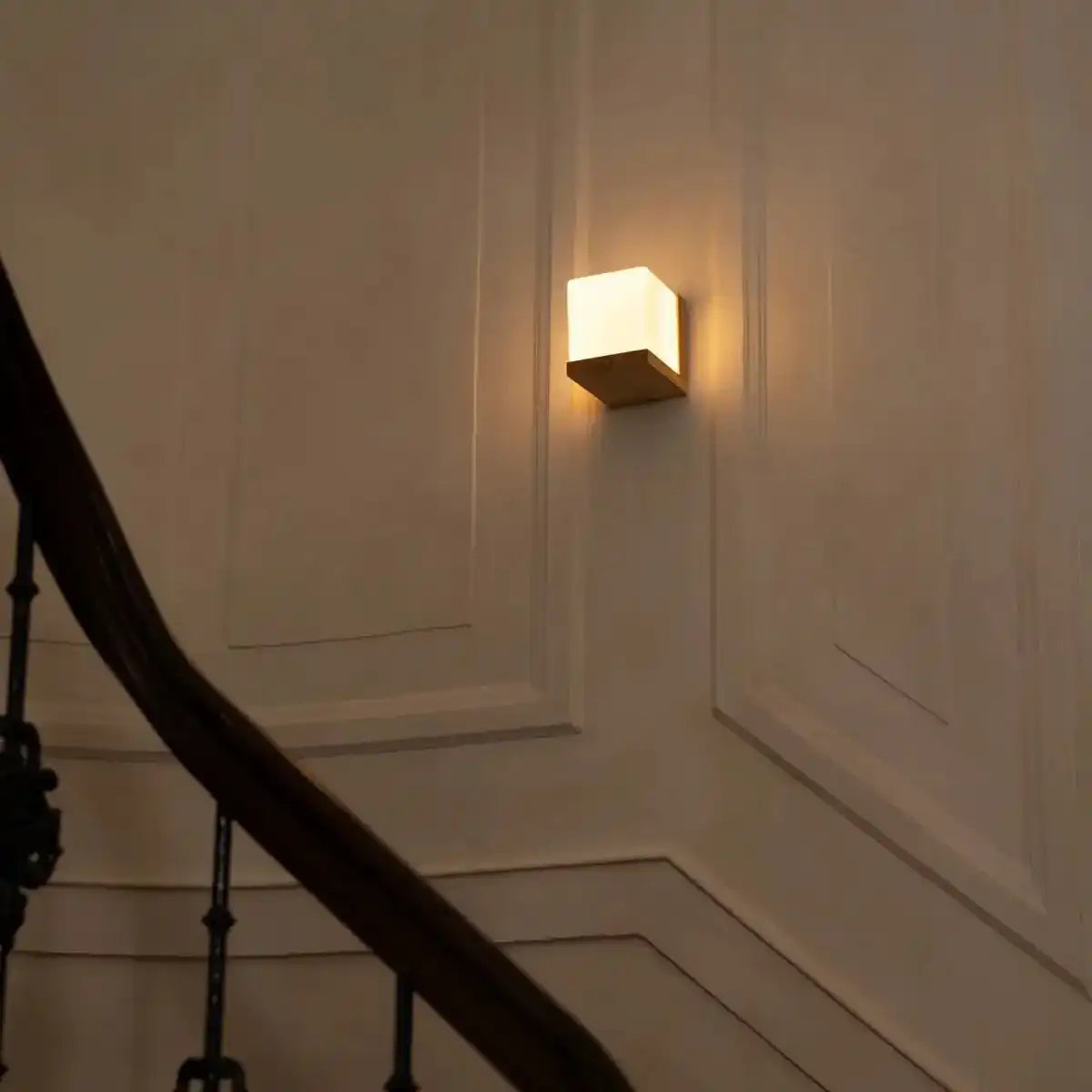 Lizzy hellbraunes Quadratladierbares Holzwandlampe - schnurlos, dimmbar und stilvolle Beleuchtung
