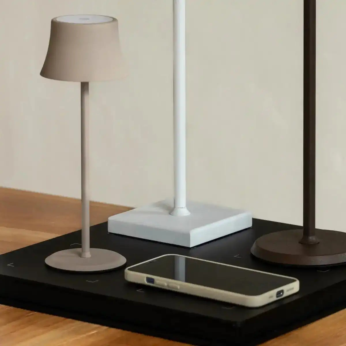 De pijp mini mocha braun wiederaufladbarer Tischlampe - drahtloses Ladung, dimmbare Lampe und 3 Lichtfarben