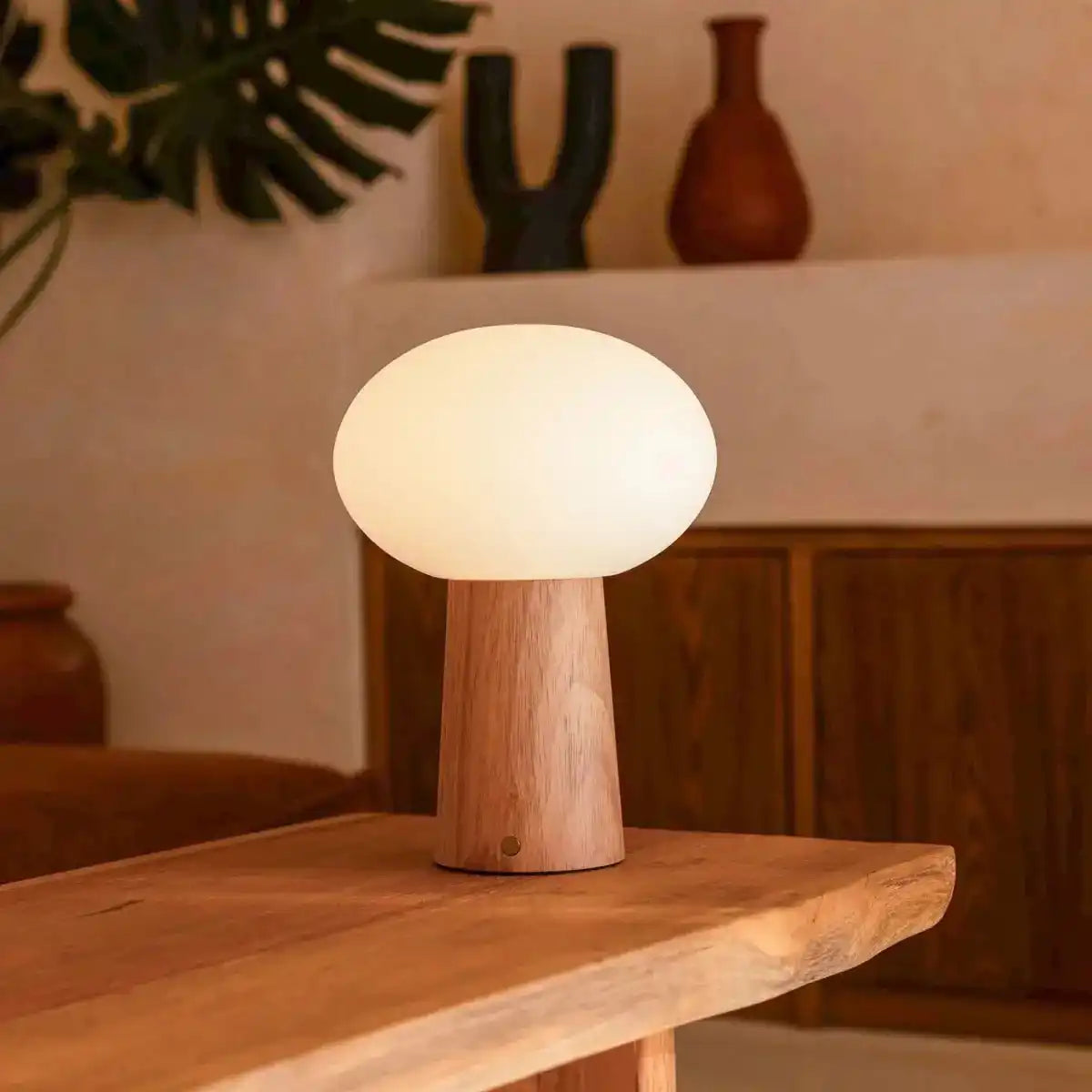 Max hellbraunes Holz wiederaufladbarer Tischlampe mit Glas & wiederaufladbarem Akku | Dimmbare und vielseitige Beleuchtung