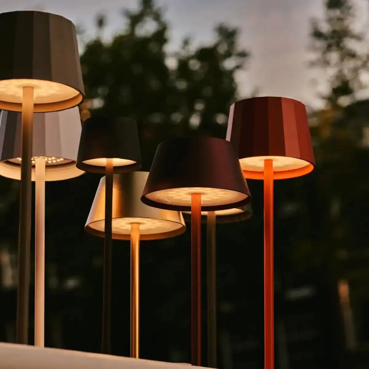 Vondel Mini Stone Grey wiederaufladbar und schnurlose Lampe perfekt für die Gastfreundschaftsbranche - drahtlos wiederaufladbar über Ladestation